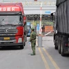 Lực lượng Biên phòng cửa khẩu Chi Ma giám sát chặt chẽ phương tiện chở hàng qua cửa khẩu tháng 10/2021. (Ảnh: Quang Duy/TTXVN)