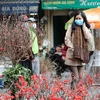 Tiết trời lạnh nhưng khô ráo, thuận lợi để người dân đến chợ hoa truyền thống Hàng Lược sắm hoa Tết. 