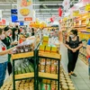 Người dân mua sắm Tết tại một siêu thị ở quận Cái Răng, thành phố Cần Thơ. (Ảnh:Thanh Liêm/TTXVN)