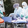 Chuyển bệnh nhân nhiễm COVID-19 tới bệnh viện ở Tokyo, Nhật Bản, ngày 1/2. (Ảnh: Kyodo/TTXVN)