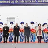 Thủ tướng Phạm Minh Chính và các đại biểu cắt băng khánh thành đoạn cao tốc Cao Bồ-Mai Sơn. (Ảnh: Dương Giang/TTXVN)