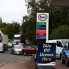 Xe ôtô xếp hàng chờ đổ xăng tại Odiham, Hampshire, Anh. (Ảnh: AFP/TTXVN)