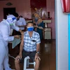 Nhân viên y tế tiêm vaccine ngừa COVID-19 cho người dân tại Selangor, Malaysia ngày 21/7/2021. (Ảnh: THX/TTXVN)