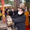 Chủ tịch Quốc hội Vương Đình Huệ dâng hương tại Điện Kính Thiên-Hoàng thành Thăng Long. (Ảnh: Doãn Tấn/TTXVN)