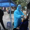 Thành phố Thanh Hóa đang đẩy mạnh công tác sàng lọc y tế, tổ chức test nhanh để phát hiện các trường hợp F0. (Ảnh: Hoa Mai/TTXVN)