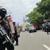 Cảnh sát phong tỏa hiện trường một vụ đánh bom bên ngoài nhà thờ ở Makassar, Nam Sulawesi, Indonesia, ngày 28/3/2021. (Ảnh minh họa: THX/TTXVN)