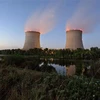 Các tháp làm mát tại nhà máy điện hạt nhân Saint-Laurent-des-Eaux ở Saint-Laurent-Nouan, miền Trung Pháp. (Ảnh: BLOOMBERG/TTXVN)