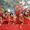 Các thành viên đội tuyển bóng đá nữ Việt Nam hào hứng trong lễ diễu hành. 