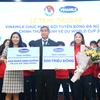 Đại diện Vinamilk trao thưởng cho đội tuyển bóng đã nữ quốc gia khi lọt vào World Cup 2023. (Nguồn: Vietnam+)