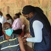 Tiêm vaccine ngừa COVID-19 tại Gaborone, Botswana. (Ảnh: THX/TTXVN)