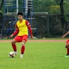 Các cầu thủ U23 Việt Nam luyện tập trên sân của khu tổ hợp thể thao thuộc Viện Giáo dục Thể chất và Thể thao (NIPES). (Ảnh: Trần Long/TTXVN)