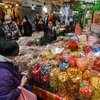Người dân mua sắm tại một chợ ở Hong Kong, Trung Quốc, ngày 13/1. (Ảnh: AFP/TTXVN)