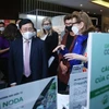 Phó Thủ tướng Thường trực Phạm Bình Minh và các đại biểu tham quan trưng bày các sản phẩm kinh tế xanh và bảo vệ môi trường. (Ảnh: Lâm Khánh/TTXVN)