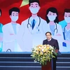 Thủ tướng Phạm Minh Chính phát biểu động viên, tôn vinh lực lượng ngành y tế. (Ảnh: Dương Giang/TTXVN)