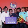 Quyền Chủ tịch Liên đoàn bóng đá Việt Nam Trần Quốc Tuấn trao thưởng cho đội U23 Việt Nam. (Ảnh: Thanh Vũ/TTXVN)