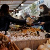 Người dân mua sắm tại một chợ ở Paris, Pháp. (Ảnh: AFP/TTXVN)