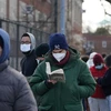 Người dân đeo khẩu trang phòng lây nhiễm COVID-19 ở New York, Mỹ. (Ảnh: AFP/TTXVN)