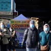 Người dân đeo khẩu trang tại một điểm xét nghiệm COVID-19 ở New York, Mỹ, ngày 4/1/2022. (Ảnh: AFP/TTXVN)