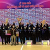 Đội tuyển Futsal nữ Thái Sơn Nam nhận cúp, cờ, Huy chương Vàng và phần thưởng tại lễ bế mạc. (Ảnh: Đại Nghĩa/TTXVN)