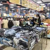 Người tiêu dùng Thành phố Hồ Chí Minh ưu tiên mua sắm những sản phẩm giảm giá, khuyến mãi. (Ảnh: Mỹ Phương/TTXVN)