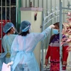 Nhân viên y tế tiến hành lấy mẫu, đo thân nhiệt và điều tra dịch tễ người dân tại Bình Thuận. (Ảnh: Nguyễn Thanh/TTXVN)