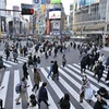 Người dân di chuyển trên đường phố tại Tokyo, Nhật Bản, ngày 28/2. (Ảnh: Kyodo/ TTXVN)