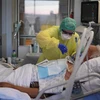 Nhân viên y tế điều trị cho bệnh nhân COVID-19 tại bệnh viện ở Liege, Bỉ. (Ảnh: AFP/ TTXVN)