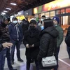 Người Việt sơ tán từ Ukraine tới Nhà ga chính ở thủ đô Bucarest, Romania. (Ảnh: Mạnh Hùng/TTXVN)