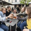 Người dân Pháp gặp gỡ nhau tại một quán bar ngoài trời ở thành phố miền Bắc Lille, khi lệnh phong tỏa do dịch COVID-19 được nới lỏng, ngày 19/5/2021. (Ảnh: THX/TTXVN)