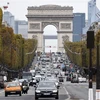 Các phương tiện di chuyển tại đại lộ Champs-Elysee ở Paris, Pháp. (Ảnh minh họa: AFP/ TTXVN)