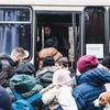 Người dân lên xe buýt sơ tán khỏi thành phố Irpin, Ukraine, ngày 5/3. (Ảnh: THX/ TTXVN)