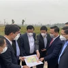 Đoàn công tác kiểm tra dự án khu nhà ở xã hội chuẩn bị xây dựng tại xã Đại Thịnh, huyện Mê Linh (Hà Nội). (Ảnh: TTXVN phát)