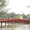 Cầu Thê Húc nối từ Hồ Hoàn Kiếm ra đền Ngọc Sơn. (Ảnh: Hoàng Hiếu/TTXVN)