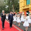 Thiếu nhi Thủ đô Hà Nội chào đón Thủ tướng Phạm Minh Chính và Thủ tướng Malaysia Dato’ Sri Ismail Sabri bin Yaakob. (Ảnh: Dương Giang/TTXVN)