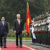 Thủ tướng Phạm Minh Chính và Thủ tướng Malaysia Dato’ Sri Ismail Sabri bin Yaakob duyệt đội danh dự Quân đội nhân dân Việt Nam. (Ảnh: Dương Giang/TTXVN)