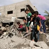 Nhà cửa bị phá hủy sau cuộc không kích của Israel xuống thành phố Khan Younis, Dải Gaza, ngày 16/5/2021. (Ảnh: THX/ TTXVN)