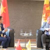 Đại sứ Nguyễn Văn Thảo (trái) làm việc với ông Jean-Claude Marcourt, Chủ tịch Nghị viện vùng Wallonie. (Ảnh: Ngọc Sơn/TTXVN)