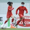 Cầu thủ Tuyết Dung (bên phải) luyện tập cùng đồng đội chiều 27/3. (Ảnh: Minh Quyết/TTXVN)