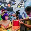 Nhân viên y tế tiêm vaccine ngừa COVID-19 cho trẻ em tại Quezon, Philippines, ngày 7/2. (Ảnh: THX/TTXVN)