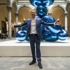 Jeff Koons bên một tác phẩm của mình. (Nguồn: Getty Images)