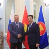 Đại sứ Đặng Minh Khôi với ông Sergei Stepashin, Chủ tịch Đoàn Chủ tịch Hội luật gia Liên bang Nga. (Ảnh Trần Hiếu/TTXVN)