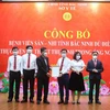 Đại diện Bộ Y tế trao chứng nhận Bệnh viện Sản – Nhi Bắc Ninh đủ điều kiện thực hiện kỹ thuật thụ tinh trong ống nghiệm. (Ảnh: Thanh Thương/TTXVN)