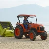 Xe cơ giới dọn vệ sinh bãi cát tại khu vực Công viên Biển Đông (quận Sơn Trà, thành phố Đà Nẵng). (Ảnh: Quốc Dũng/TTXVN)