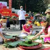 Đội thi gói, nấu bánh chưng huyện Cẩm Khê thực hiện phần thi gói bánh chưng. (Ảnh: Trung Kiên/TTXVN)