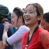 Một cô gái Thái vui vẻ dù bị ướt. (Ảnh: Nguyễn Oanh/TTXVN)