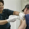 Nhân viên y tế tiêm vaccine phòng cúm mùa cho người dân tại Los Angeles, bang California, Mỹ. (Ảnh: AFP/TTXVN)