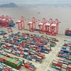 Toàn cảnh cảng hàng hoá Dương Sơn ở Thượng Hải, Trung Quốc ngày 15/4. (Ảnh: THX/TTXVN)