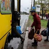 Người dân lên xe buýt sơ tán khỏi Severodonetsk, vùng Donbass, Ukraine, ngày 13/4. (Ảnh: AFP/TTXVN)