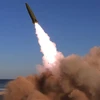 Một vụ thử nghiệm tên lửa dẫn đường chiến thuật mới của Triều Tiên, ngày 17/4. (Ảnh: YONHAP/TTXVN)