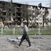 Một tòa nhà chung cư bị phá hủy trong cuộc xung đột tại Mariupol, Ukraine, ngày 17/4. (Ảnh: THX/TTXVN)